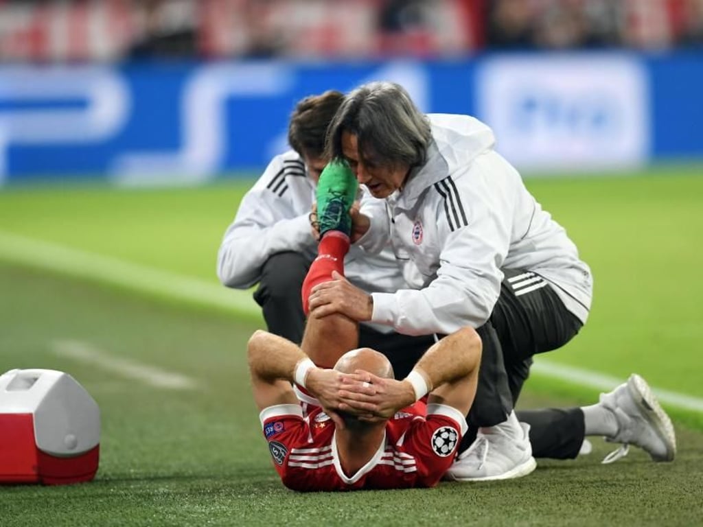 Arjen Robben wird von Teamarzt Hans-Wilhelm Müller-Wohlfahrt (r) behandelt. Foto: Andreas Gebert