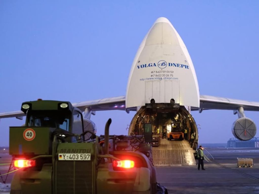 Verladung in Leipzig: Bundeswehr-Ausrüstung wird an Bord des riesigen Frachtflugzeugs Antonow AN 124 gebracht. Foto: Sebastian Willnow