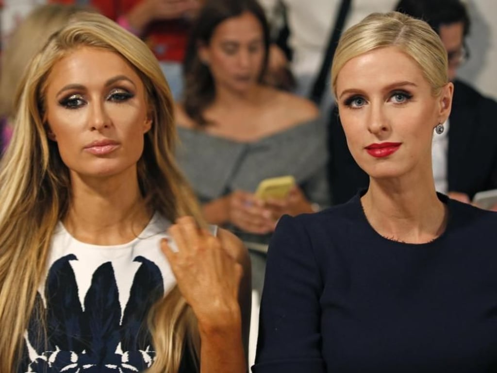 Paris Hilton (l) und ihre Schwester Nicky Hilton Rothschild bei der Modenschau des Designers Oscar de la Renta. Foto: Mary Altaffer