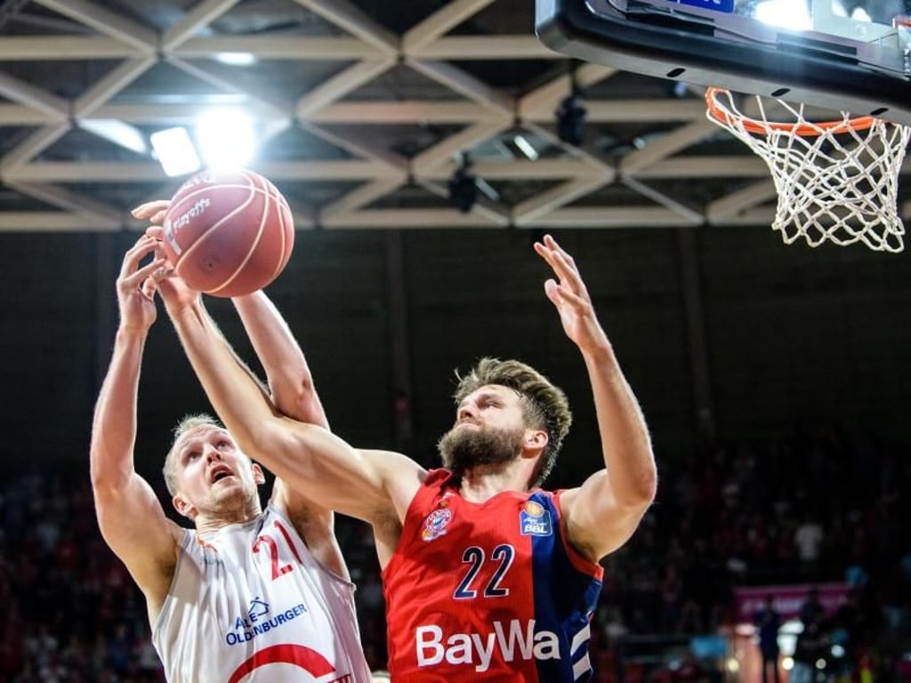 Bayerns Danilo Barthel (r) holt gegen Seth Hinrichs von Vechta einen Rebound. Foto: Matthias Balk