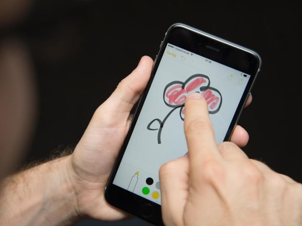 Die neuen iPhones kommen mit iOS 9, das zahlreiche neue Funktionen mitbringt - etwa eine überarbeitete Notizen-App mit Zeichenfunktion. Foto: Andrea Warnecke