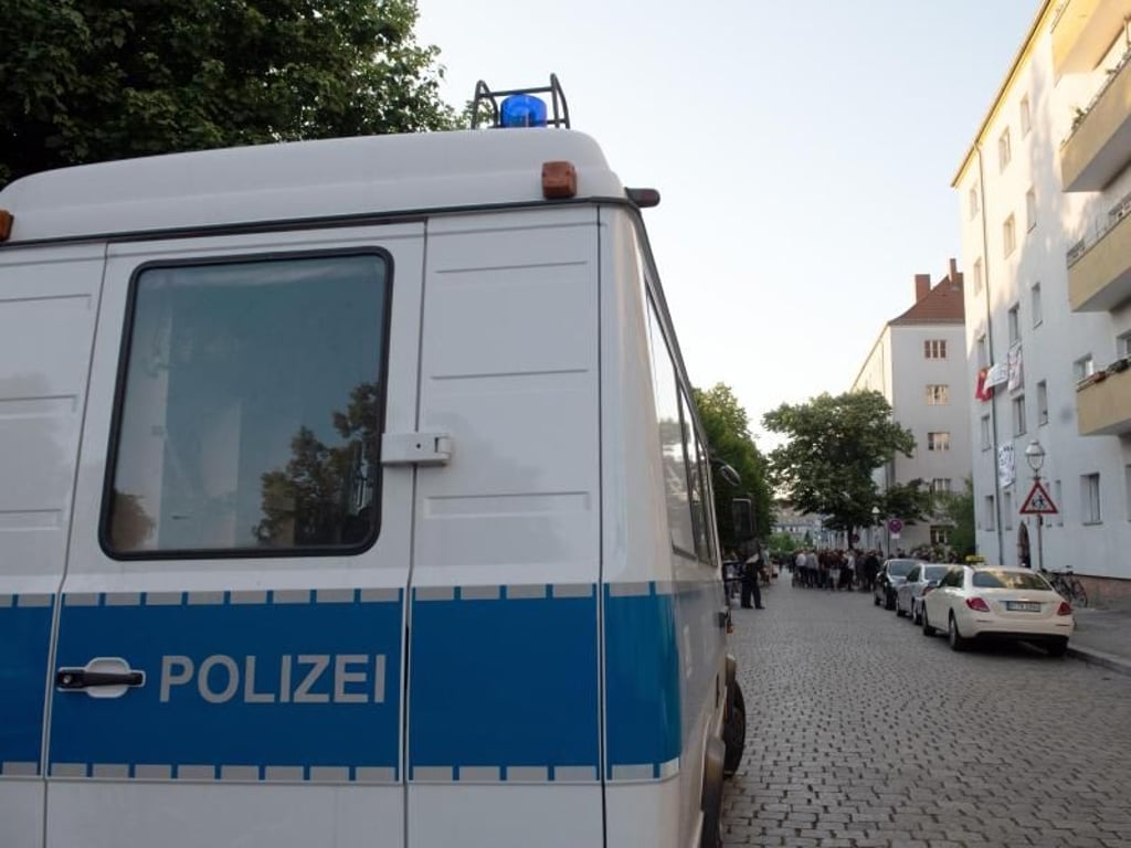 Ein Polizeifahrzeug steht an der Bornsdorfer Straße in Neukölln. Foto: Paul Zinken