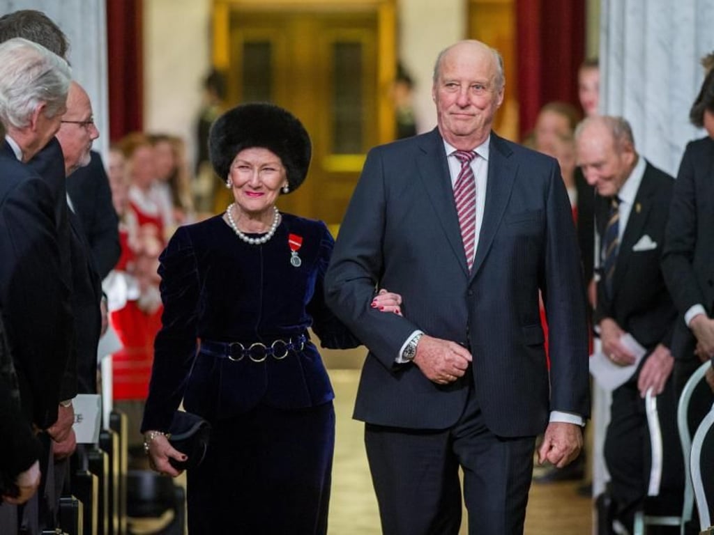 König Harald und Königin Sonja auf dem Weg zur Festgala. Foto: Vegard Wivestad Grott