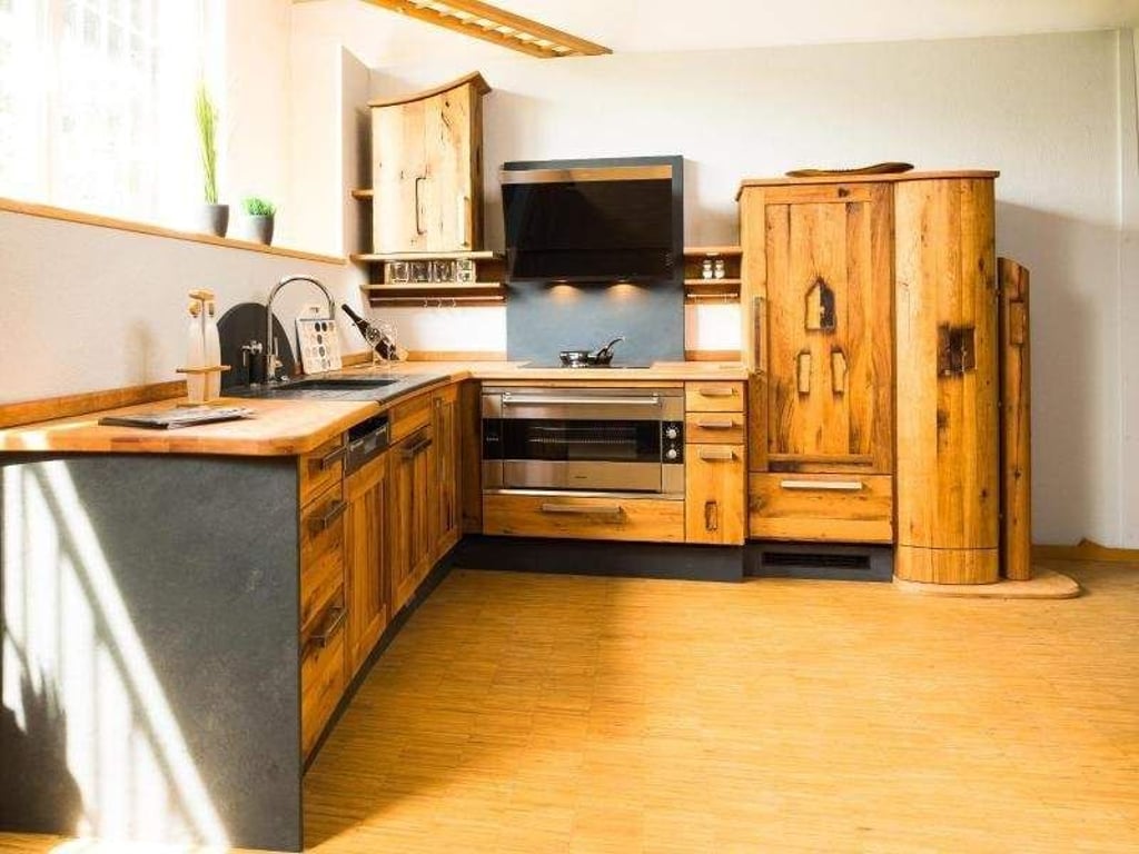 Diese Küche von der Pfister Möbelwerkstatt wurde aus Abrissholz gefertigt, das aus der Region Kraichgau in Baden-Württemberg stammt. Foto: Pfister Möbelwerkstatt