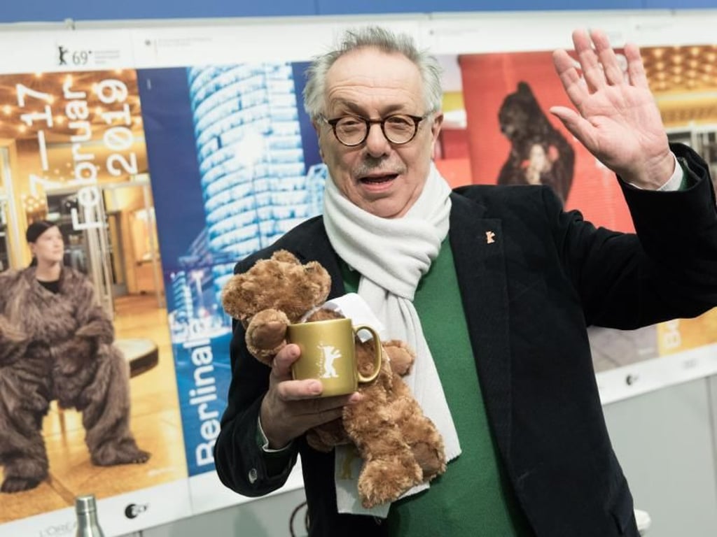 Dieter Kosslick hat zur Programmvorstellung auch einige Souvenirs mitgebracht. Foto: Jörg Carstensen