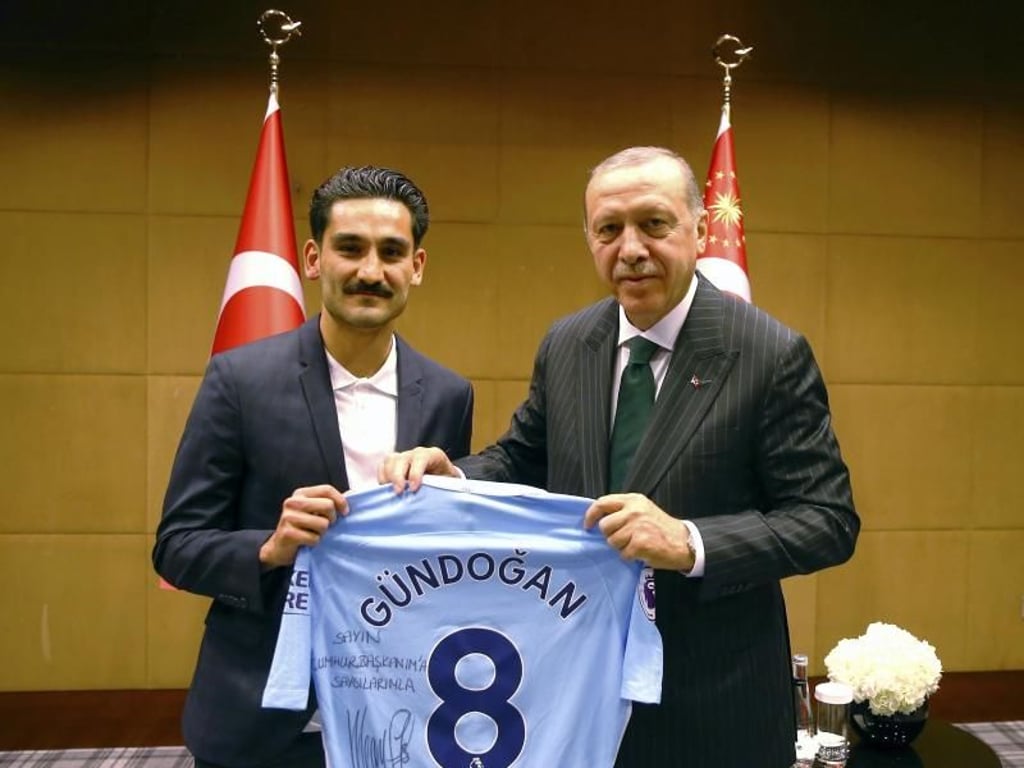 Auch Ilkay Gündogan überreicht Recep Tayyip Erdogan ein Trikot von Manchester City. Foto: AP
