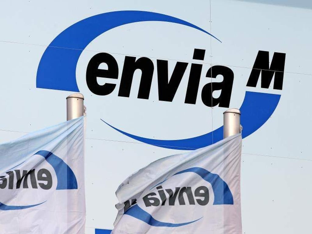 Zwei Fahnen wehen vor dem Logo des Chemnitzer Energieversorgers EnviaM. Foto: Jan Woitas/Archiv