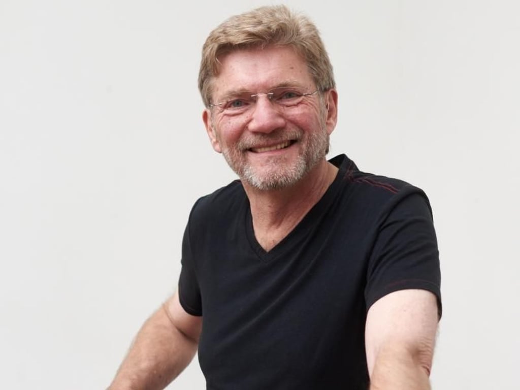 Der 65-jährige Tänzer Lothar Porschen schätzt das vielseitige Training. Foto: Bernd Thissen