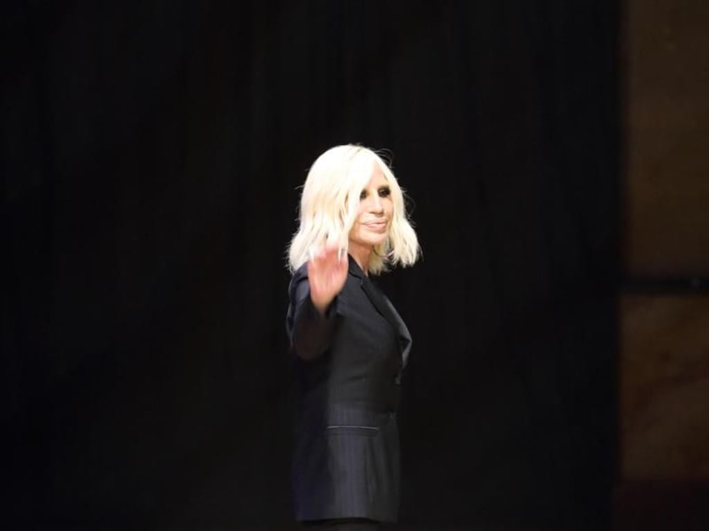 Kam in schlichtem Schwarz: die italienische Designerin Donatella Versace. Foto: Hendrik Ballhausen
