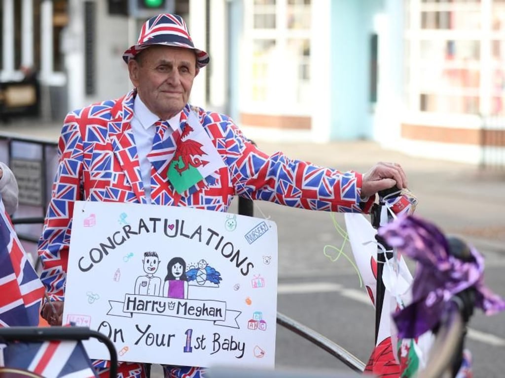 Ein royaler Fan vor Windsor Castle. Foto: Jonathan Brady