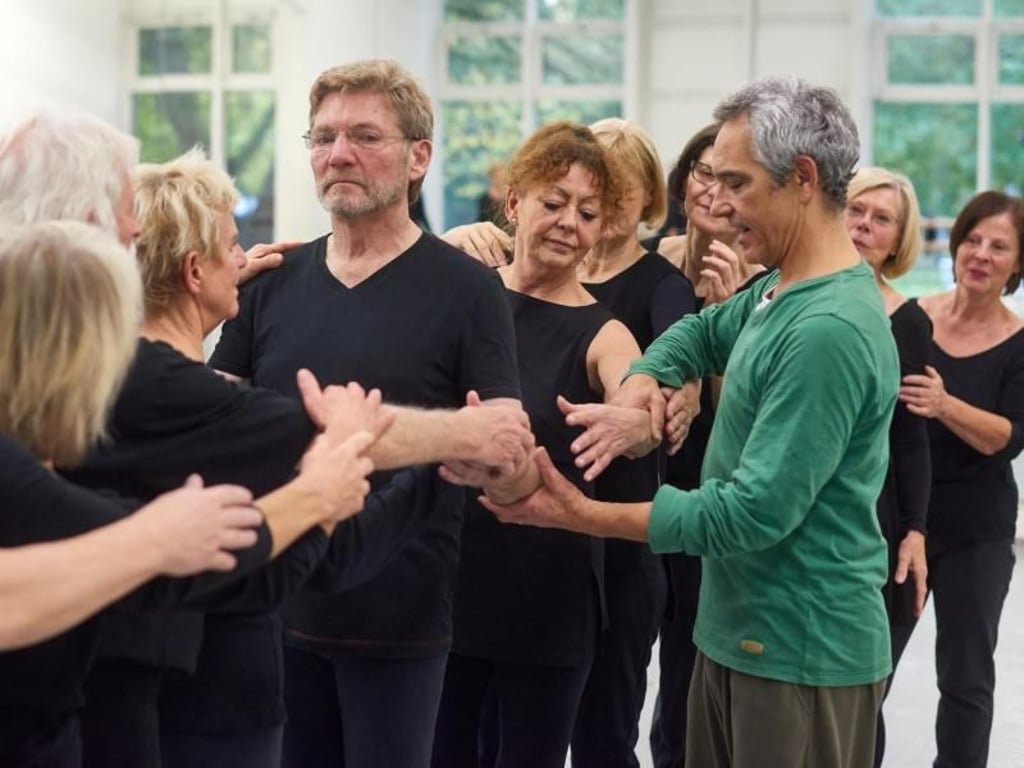 Choreograph Mark Hoskins (r), Tänzer Lothar Porschen (M) und weitere Senioren des Seniorentanztheaters beim Training. Foto: Bernd Thissen