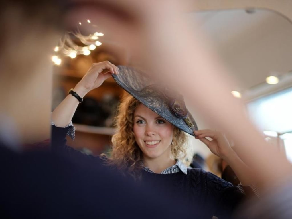 Alles rund um den Hut: Im Rahmen ihrer Ausbildung zur Modistin lernt Monique Stahl unter anderem, wie man Kopfbedeckungen entwirft und herstellt. Auf dem Stundenplan steht zum Beispiel aber auch Kostümgeschichte. Foto: Ina Fassbender