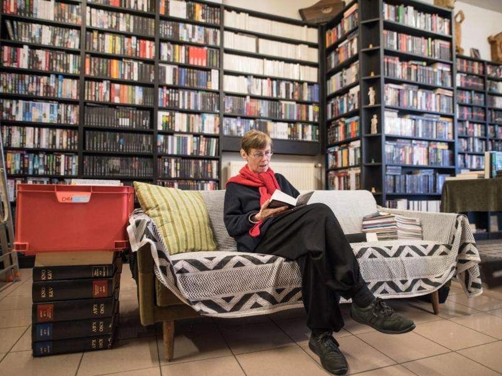 Jutta Wilkesmann in der Buchhandlung "Wendeltreppe". Foto: Frank Rumpenhorst