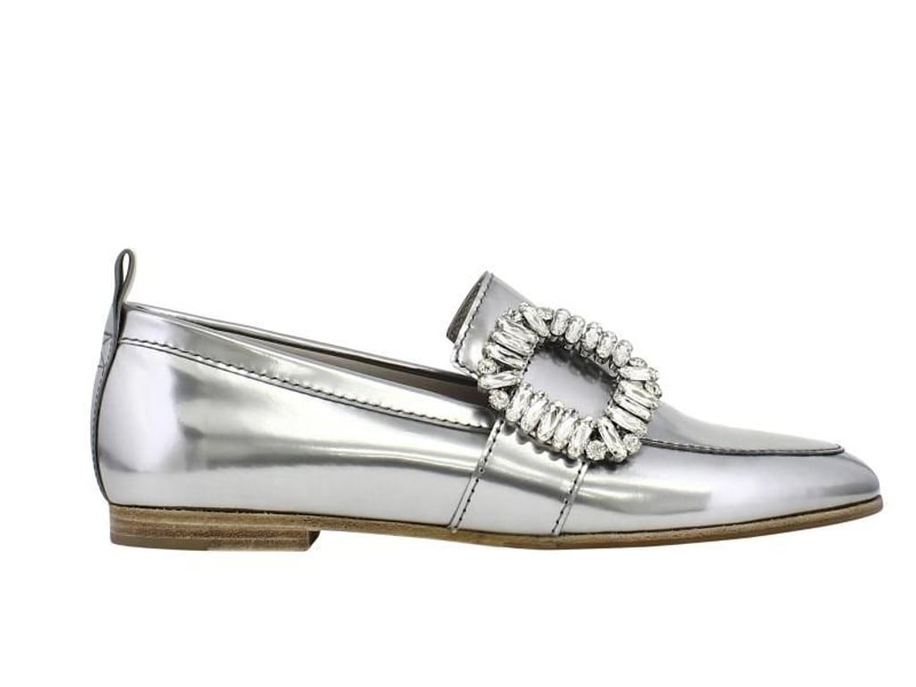 Slipper lassen sich mit vielen verschiedenen Looks kombinieren - von Freizeit bis Business - hier ein Modell in angesagter Metallic-Optik (220 Euro). Foto: Kennel & Schmenger