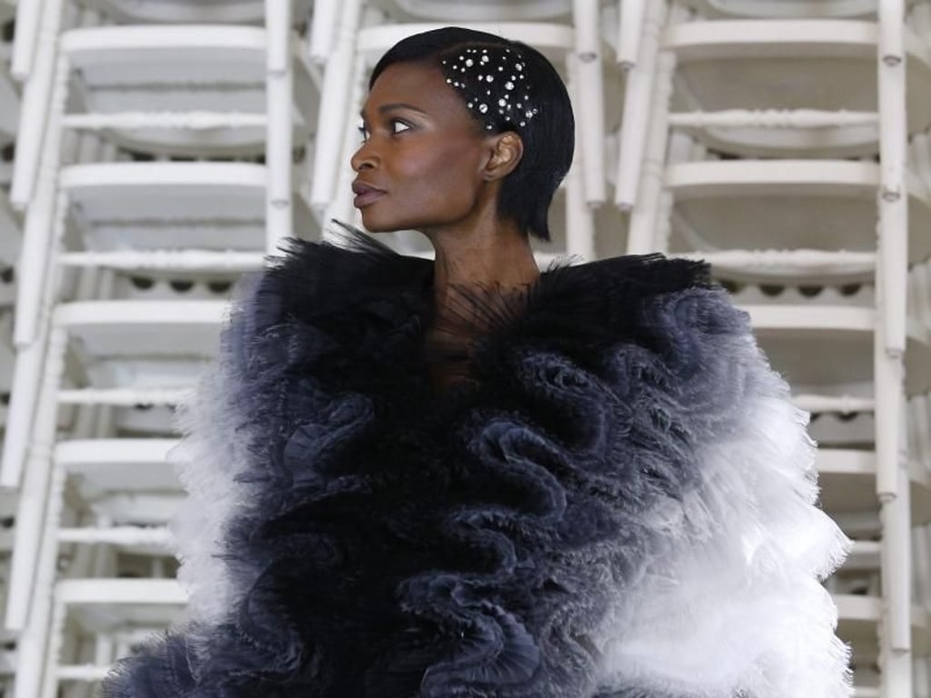 Mode für Starlets: Alexis Mabille zeigt rauschende Abendkleidung mit klarem Statement. Foto: Yoan Valat