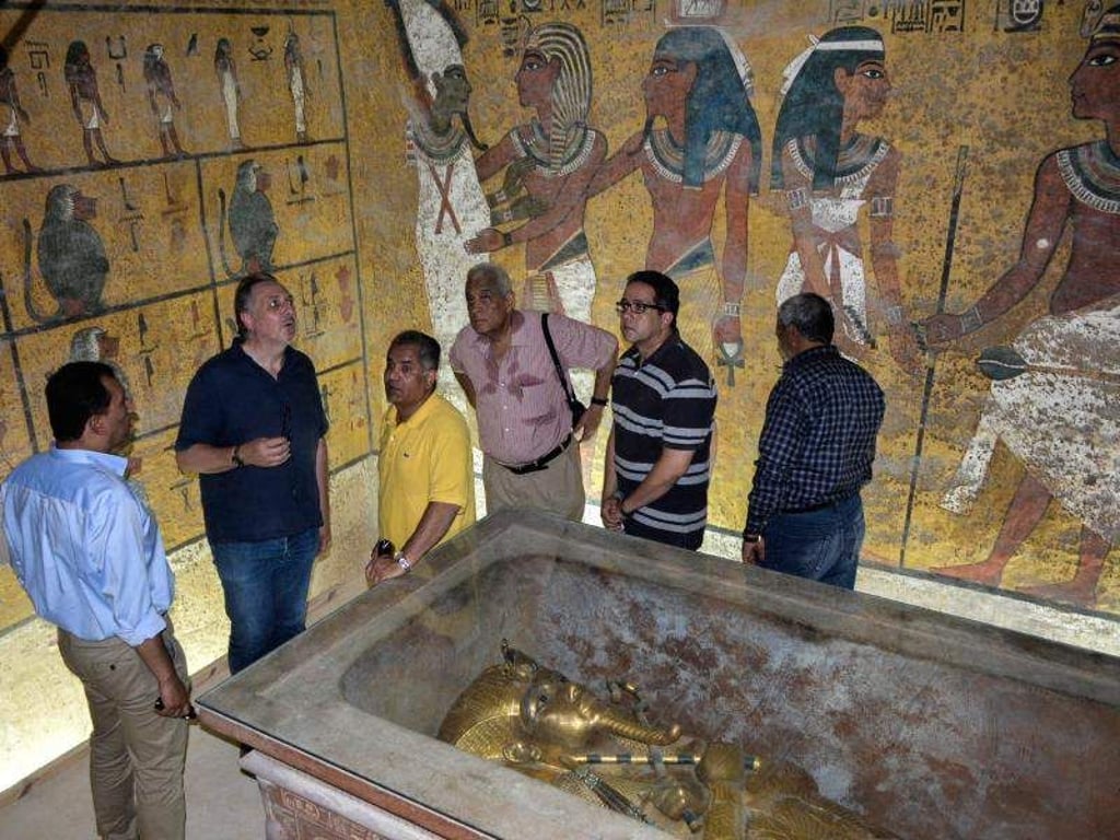 Diese Archäologen vermuten noch weitere Kammern hintern den Grabwänden des Tutanchamun. EPA/Stringer Foto: Stringer