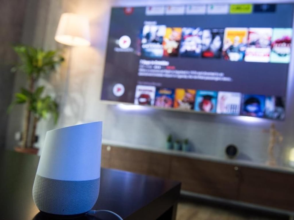 Auch bei Metz kommt Sprachsteuerung in den Android-TV-Modellen zum Einsatz. Das geht auch über vorhandene Smart Speaker mit dem Google Assistant im gleichen Heimnetzwerk. Foto: Franziska Gabbert