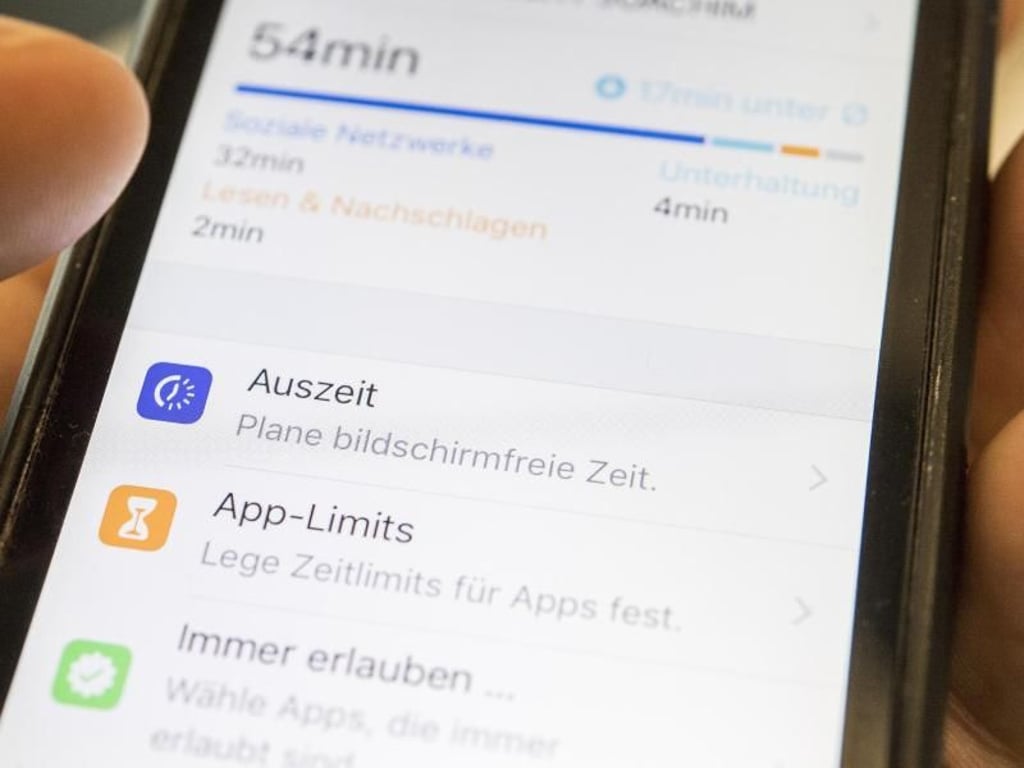 Über das Feature «Auszeit» können iOS-Nutzer (ab Version 12) einen Zeitplan für bildschirmfreie Zeit bestimmen. Foto: Robert Günther/dpa-tmn