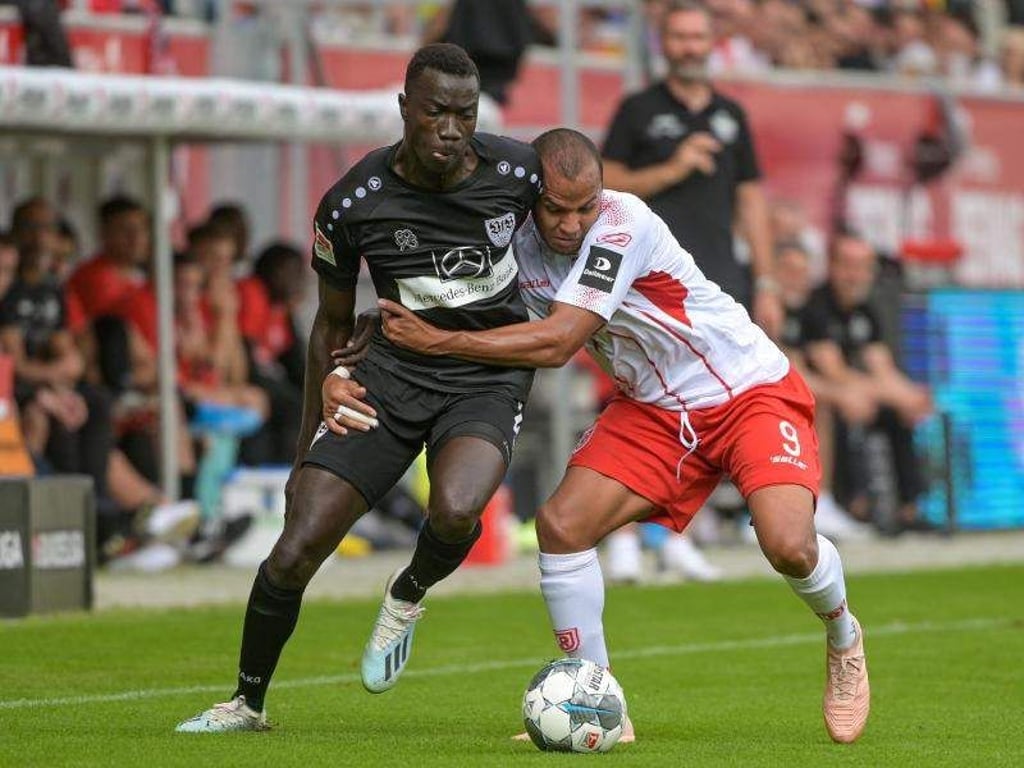 Silas Wamangituka vom VfB Stuttgart (l) kämpft mit dem Regensburger Jann George um den Ball. Foto: Armin Weigel