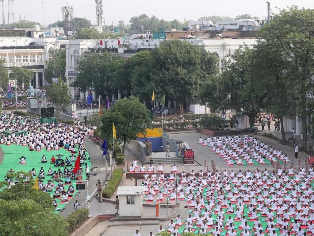 Der Connaught Place in Neu Delhi ist für die Yogastunde gesperrt worden. Foto: Rajat Gupta