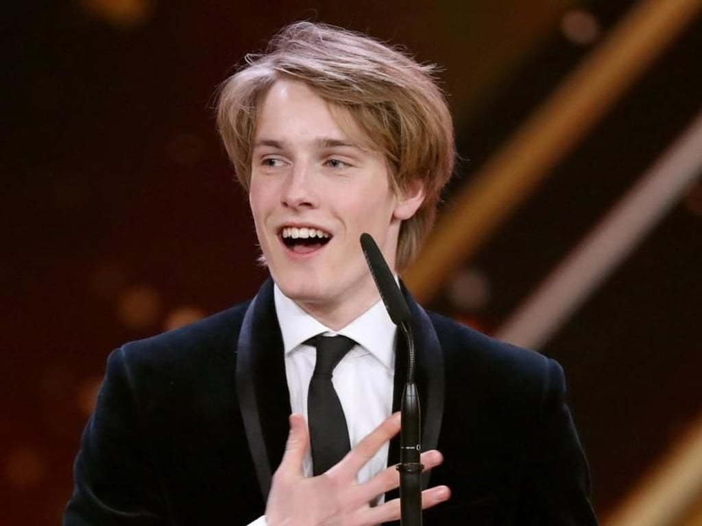Schauspieler Louis Hofmann bedankt sich für die Goldene Kamera in der Kategorie "Nachwuchspreis". Foto: Christian Charisius