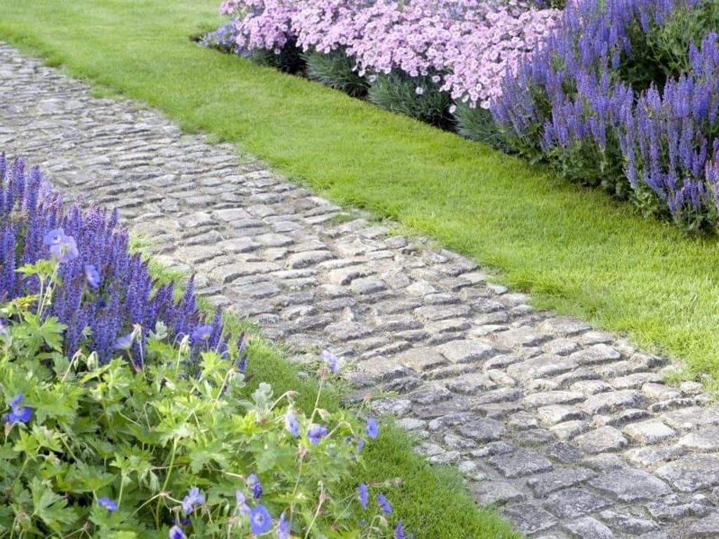 Ein Gartenweg aus hochwertigen Materialien wertet den Garten optisch auf. Foto: BGL