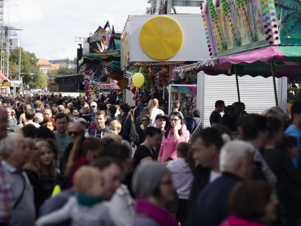 Vor der Eskalation: Ein Blick über die Besuchermengen auf dem Stadtfest in Chemnitz. Foto: Alexander Prautzsch