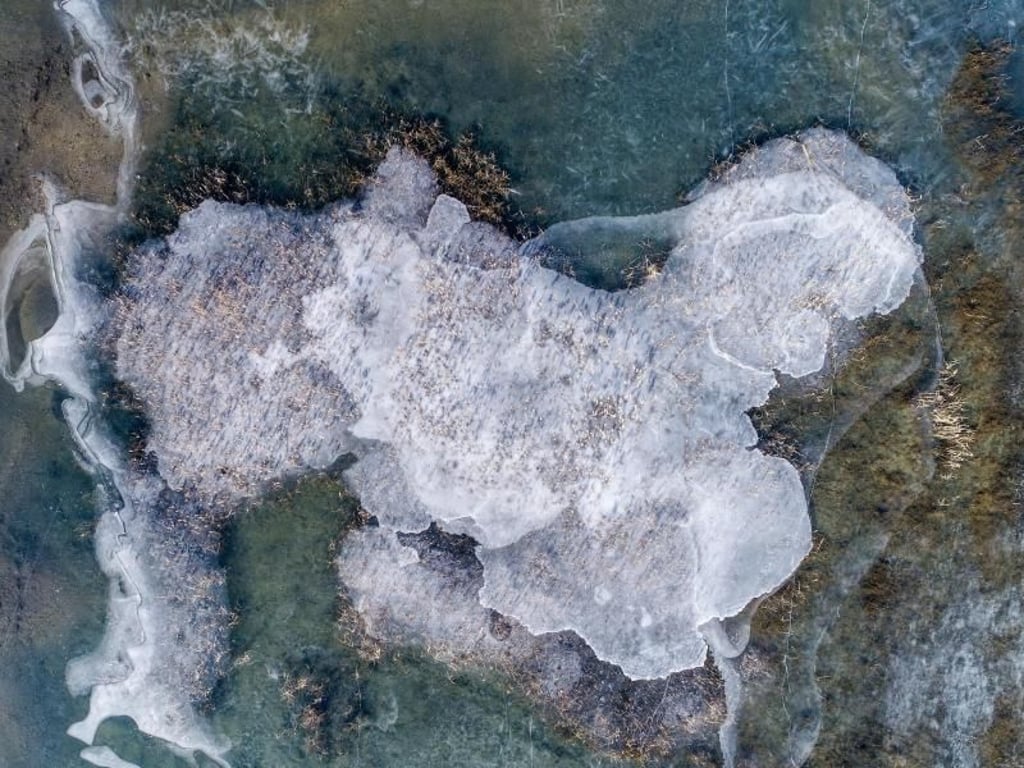 Eingefrorenes Lausitzer Seenland: Hier, wo einst die Förderung der Braunkohle das Landschaftsbild bestimmte, entsteht derzeit ein neues Wasserparadies. Foto: Patrick Pleul