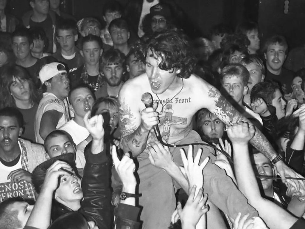 Roger Miret wird auf Händen getragen. Foto: Ken Salerno