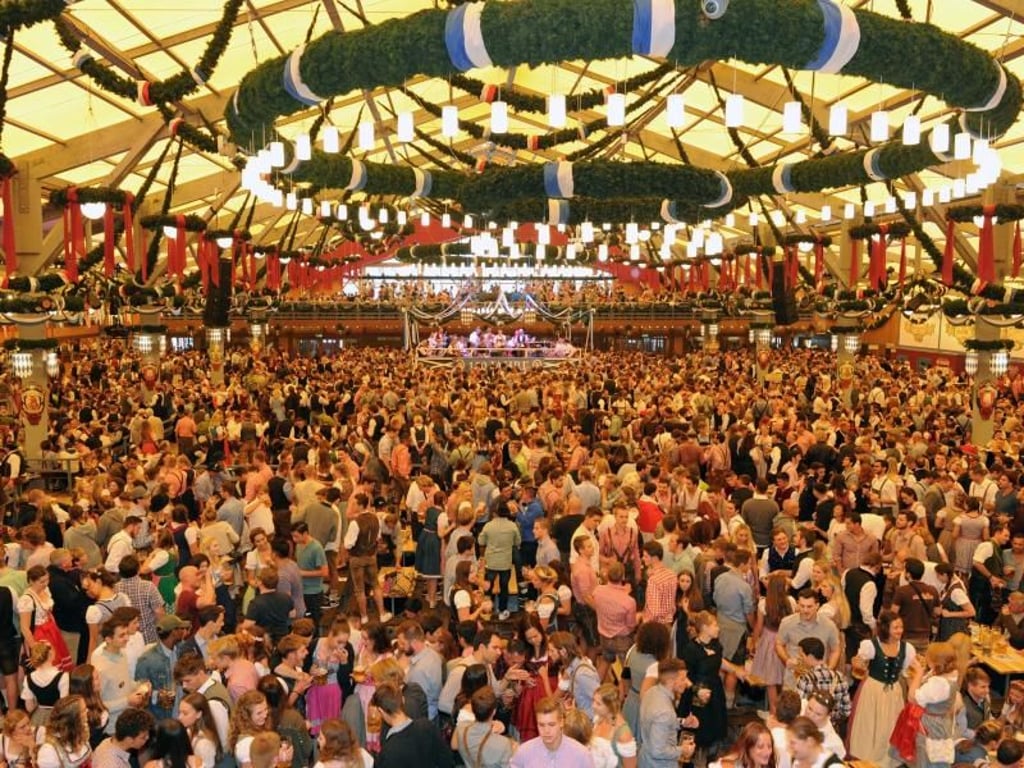 Volles Zelt. Foto: Ursula Düren