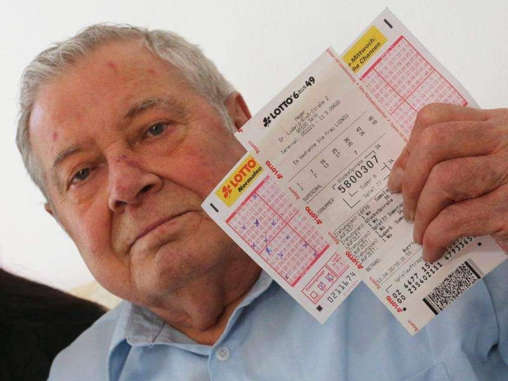 Erwin D. zeigt den Lottoschein, der ihn fast zum Multimillionär gemacht hätte - aber eben nur fast. Foto: Hannes Bessermann