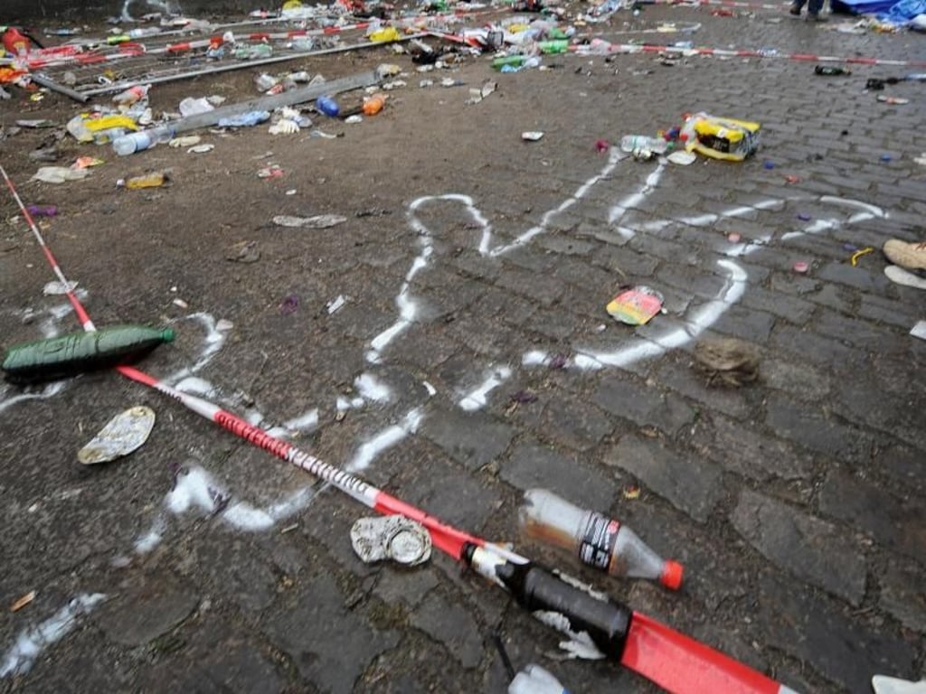 Kreide markiert die Lage der Toten am Ort der Loveparade-Katastrophe. Foto: Achim Scheidemann
