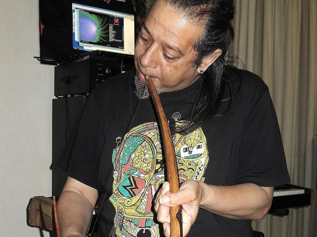 Der Jazzmusiker Hilton Schilder spielt auf einem traditionellen Mundbogen des Khoi-Volkes - und zwar zu Hause in seinem Wohnzimmer in einem Vorort von Kapstadt. Foto: Thomas Burmeister