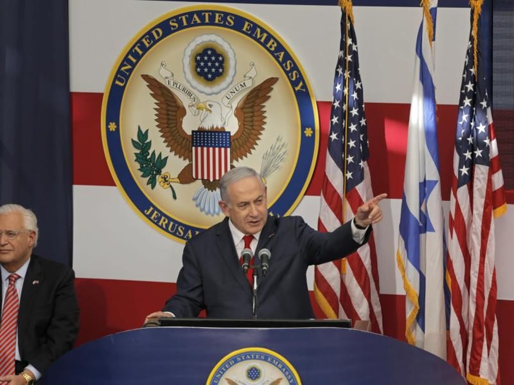 Israels Ministerpräsident Netanjahu bei einer Rede während des Festakts in Jerusalem. Foto: Sebastian Scheiner/AP