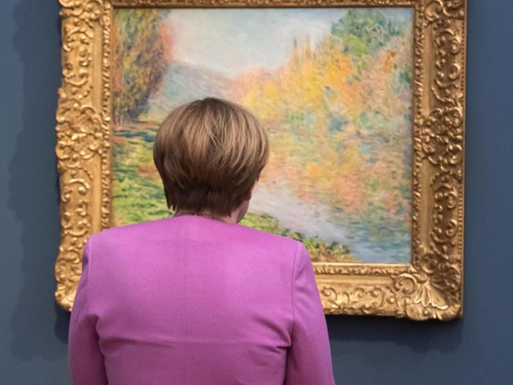 Bundeskanzlerin Angela Merkel (CDU) betrachtet Moets «Herbst in Jeufosse». Foto: Bernd von Jutrczenka