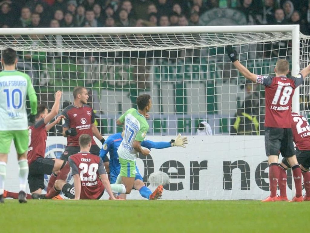 Für den VfL Wolfsburg erzielt Felix Ohis Uduokhai (M) in der Verlängerung den Treffer zum 1:0 gegen Nürnberg. Foto: Timm Schamberger