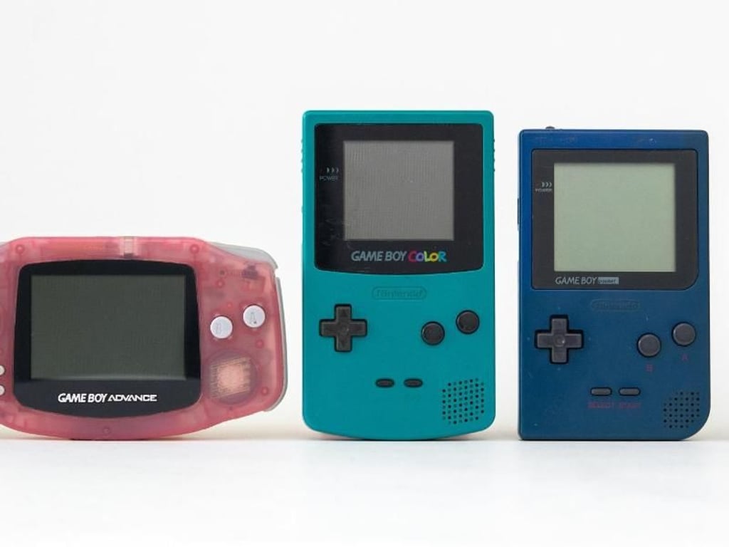 Aufstellung verschiedener Game-Boy-Generationen: Der Game Boy Advance SP (l-r), der Game Boy Advance, Game Boy Color, Game Boy Pocket und der Game Boy Classic. Foto: Andrea Warnecke