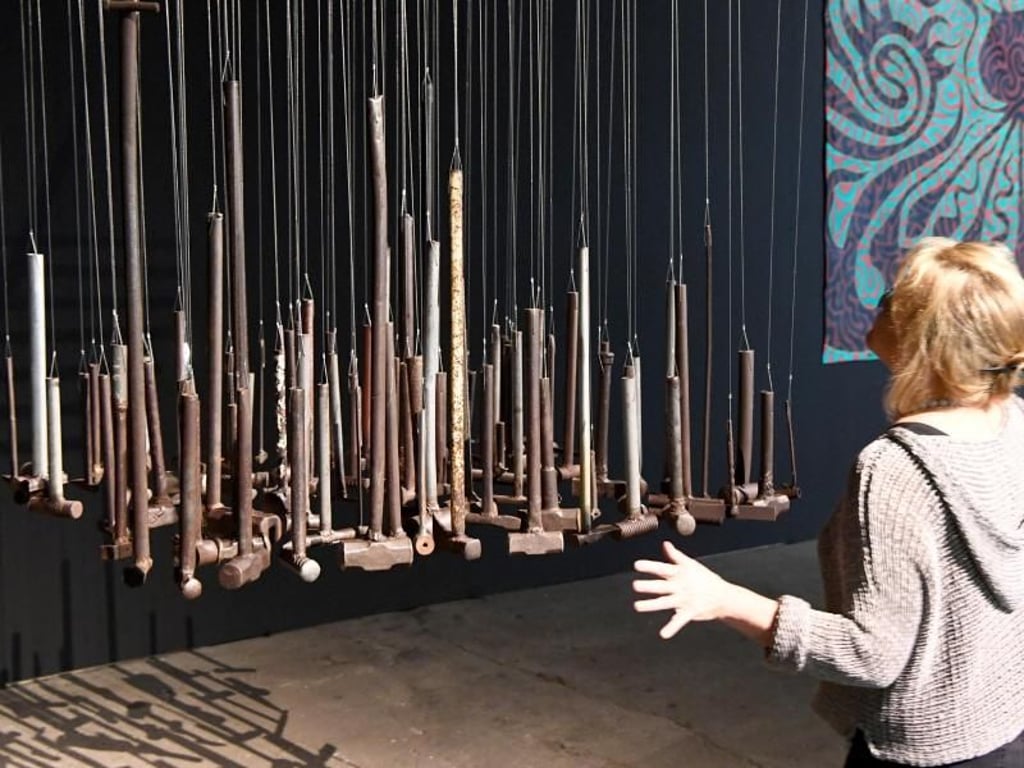 Eine Klanginstallation aus chinesischen Werkzeugen: «Malleus - Klangfeld» von Arnd Christian Müller. Foto: Carsten Rehder