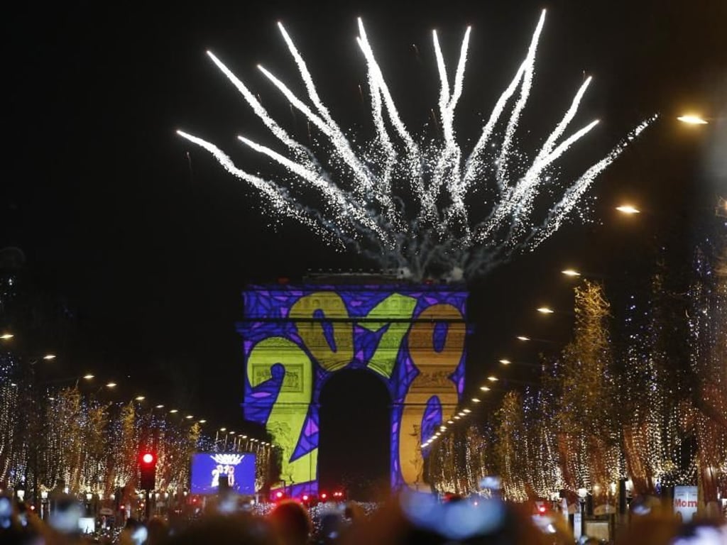 Champs-Élysées, Arc de Triomphe, Feuerwerk: Paris begrüßt 2018. Foto: Thibault Camus