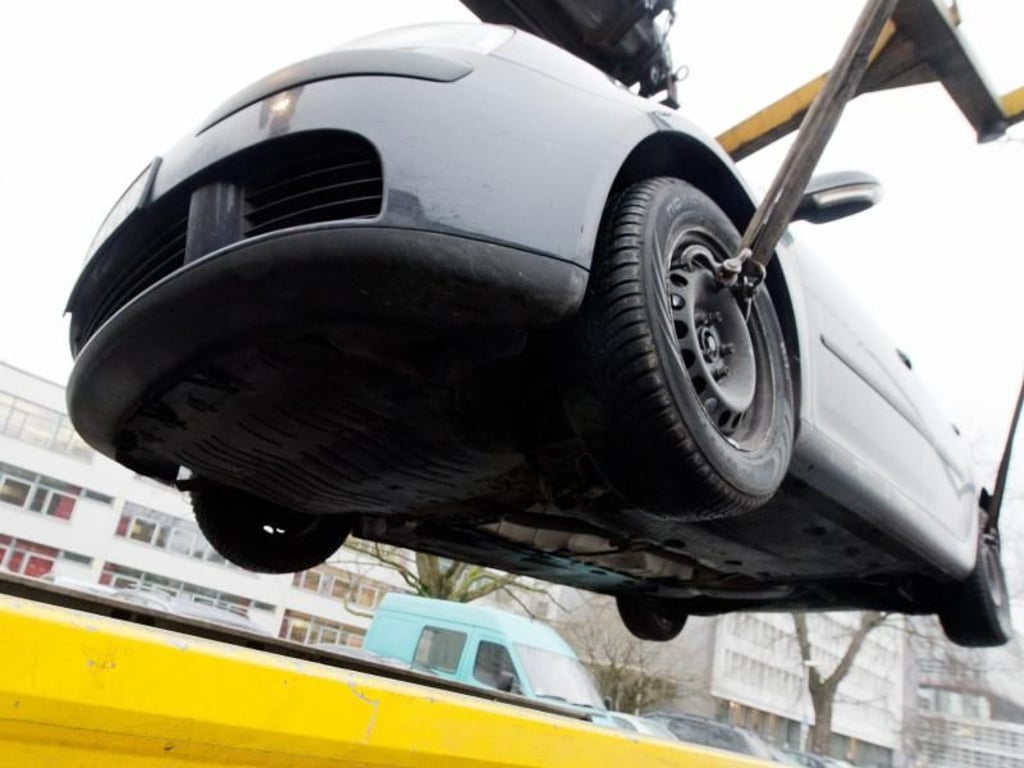 Abschleppen verhindern: Vor einem längeren Urlaub geht man besser sicher, dass der Wagen nicht von einem mobilen Halteverbot etwa wegen einer Baustelle oder eines Umzugs betroffen werden kann. Foto: Julian Stratenschulte