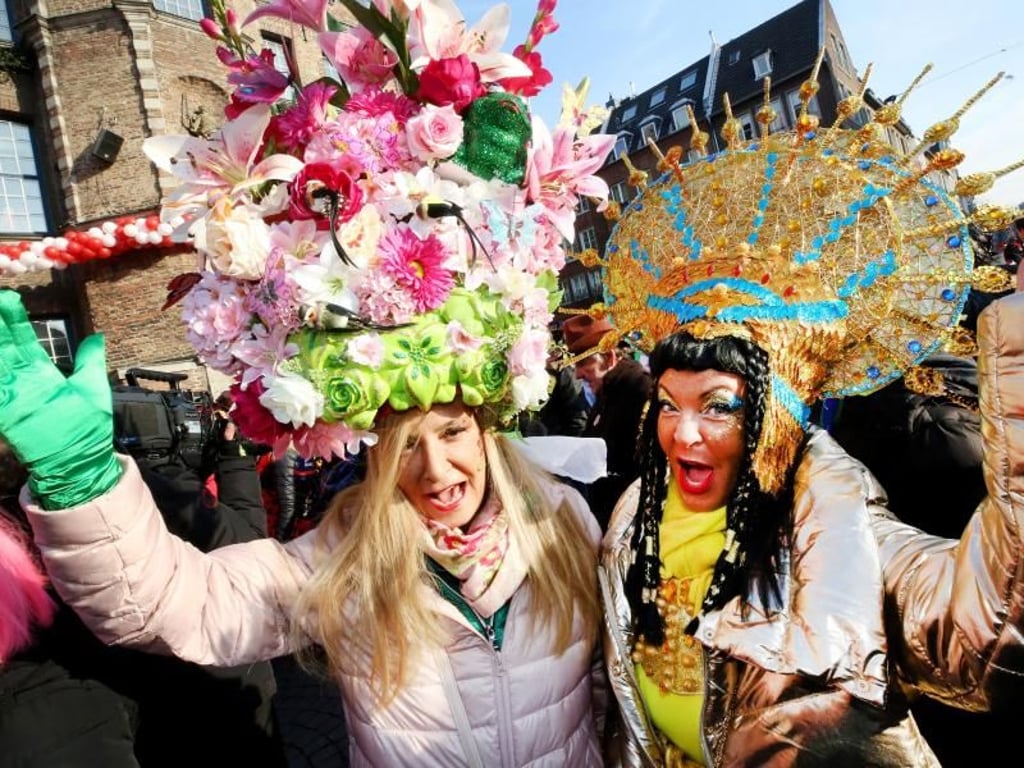 Ascot liegt in Düsseldorf: Mit ihrem kreativen Hutschmuck wollen die beiden Karnevalistinnen hoch hinaus. Foto: Roland Weihrauch