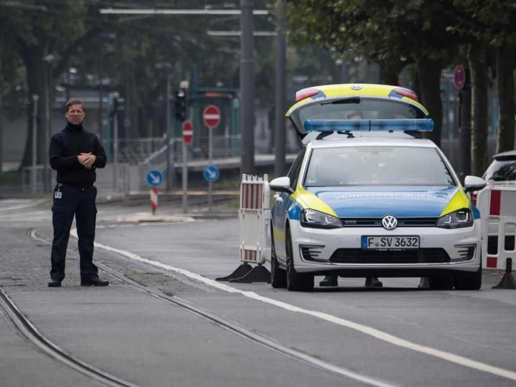 Ein Polizist sichert den "roten Bereich" der Sperrzone in Frankfurt am Main. Foto: Boris Roessler