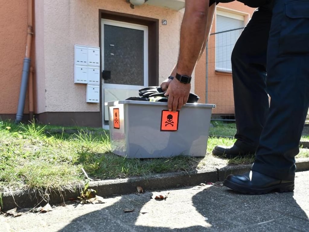 Ein Schlangenexperte stellt eine Kiste vor die Haustür eines Mehrfamilienhauses ab, in dem das giftige Tier vermutet wird. Foto: Caroline Seidel