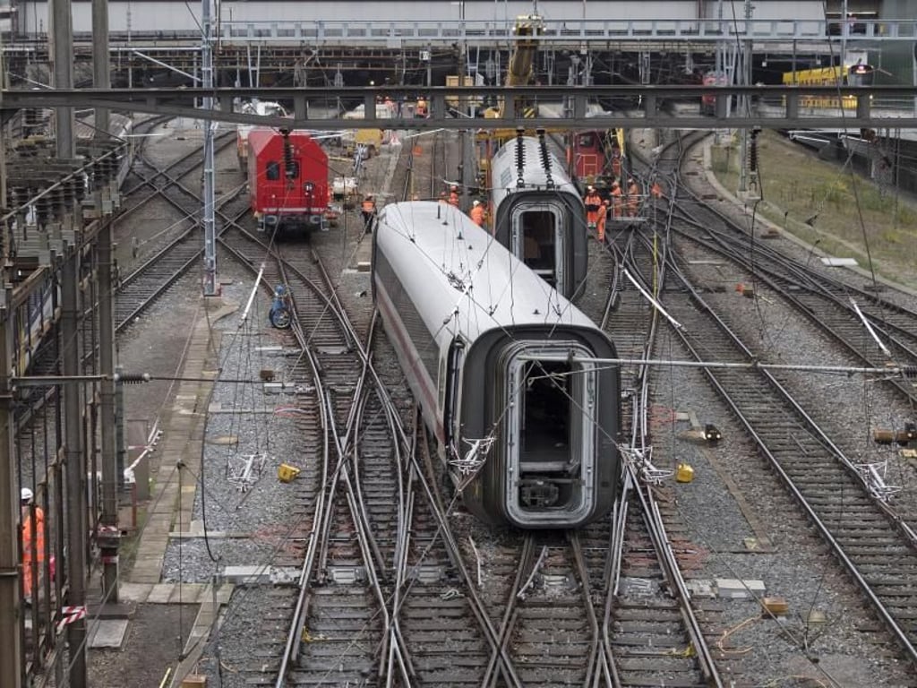 Sind alle entgleisten Waggons wieder auf die Schienen gehoben, werden die Schäden am Gleisbett begutachtet. Foto: Georgios Kefalas
