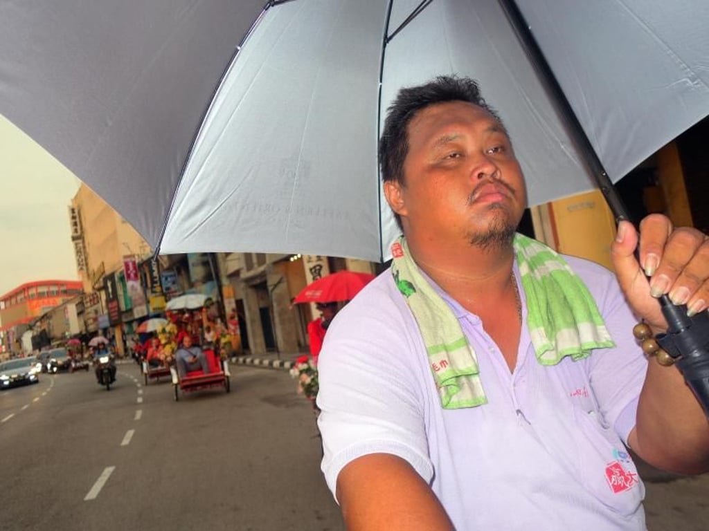 Routiniert durch den Verkehr: Rikschafahrer Fatty in George Town. Foto: Andreas Drouve