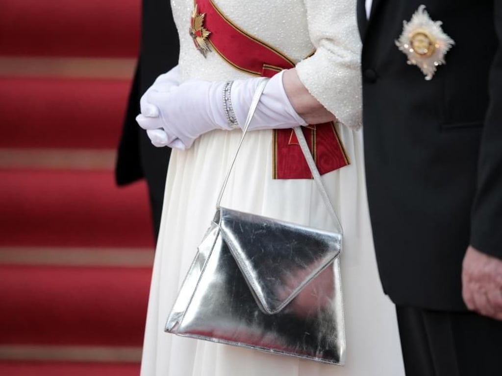 Ihre Hände kleidet Queen Elizabeth II. mit eleganten Handschuhen. Foto: Michael Kappeler/dpa