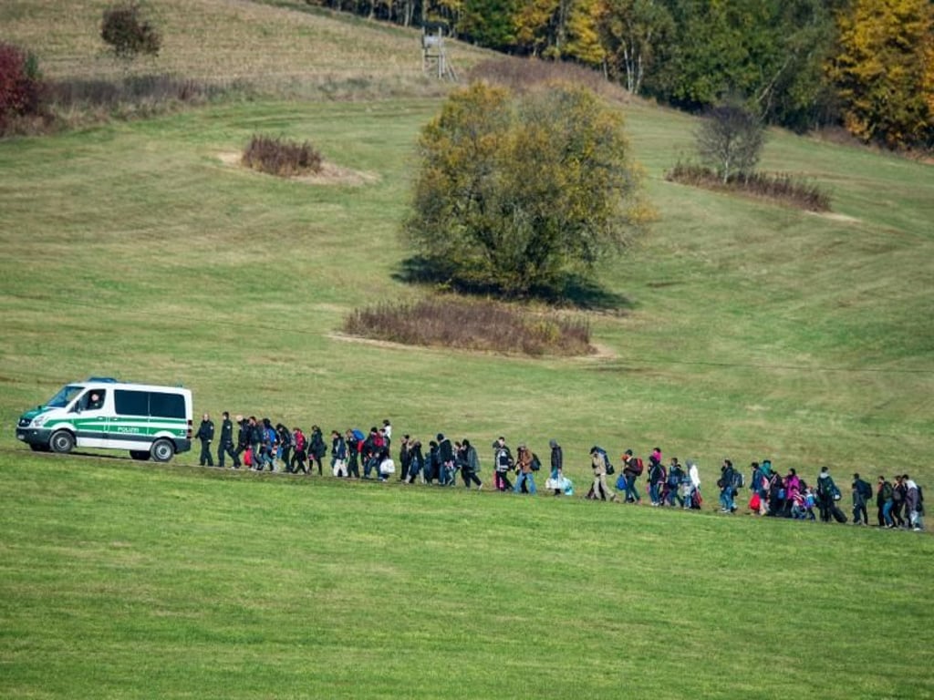 3. Platz Politik: Armin Weigel. Flüchtlinge nahe Wegscheid (Bayern) hinter einem Fahrzeug der Bundespolizei. Foto: Armin Weigel