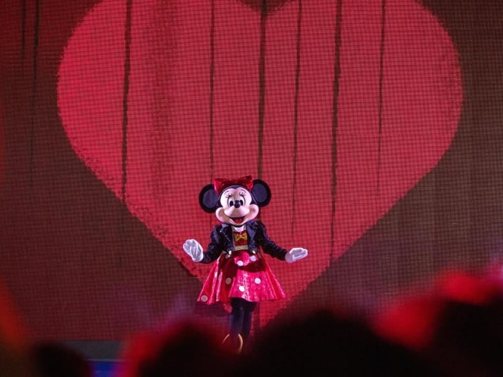 Minnie Maus im Glitzerdress: In der Show «Surprise Mickey» organisiert sie ein rauschendes Fest für ihren Liebsten. Dabei hat sie eigentlich auch selbst Geburtstag. Foto: Andrea Warnecke
