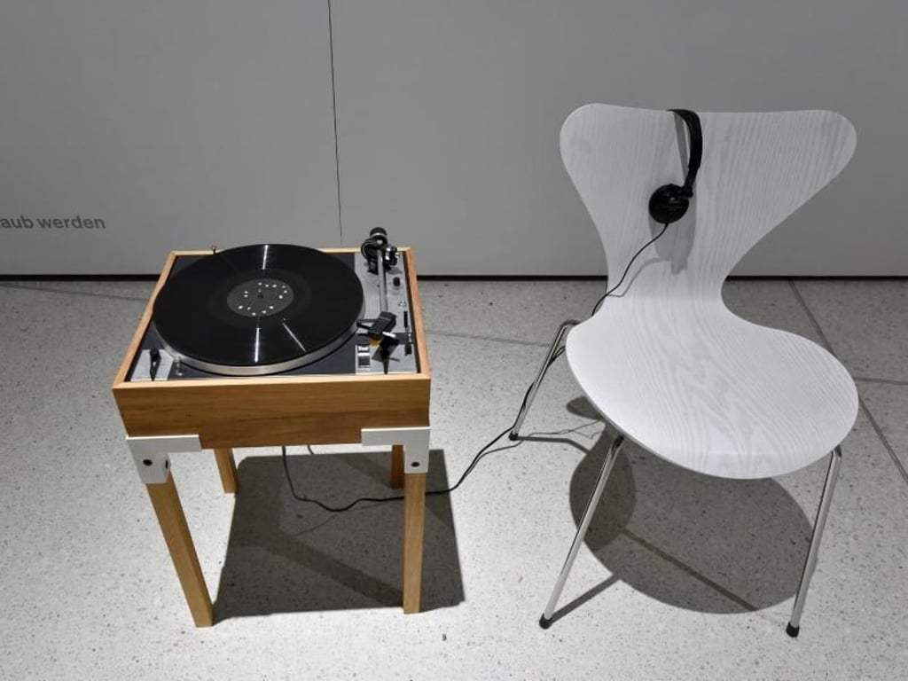 Zu Staub werden: Platte und Nadel sollen den Staub über einem Spoken-Word-Stück hörbar machen. Foto: Uwe Zucchi
