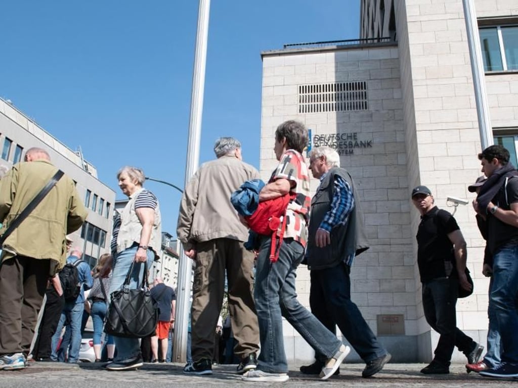 Berlin: Dicht an dicht stehen Münzsammler rund um das Gebäude der Deutschen Bundesbank, um die neue 5-Euro-Sammlermünze zu erwerben. Foto: Paul Zinken